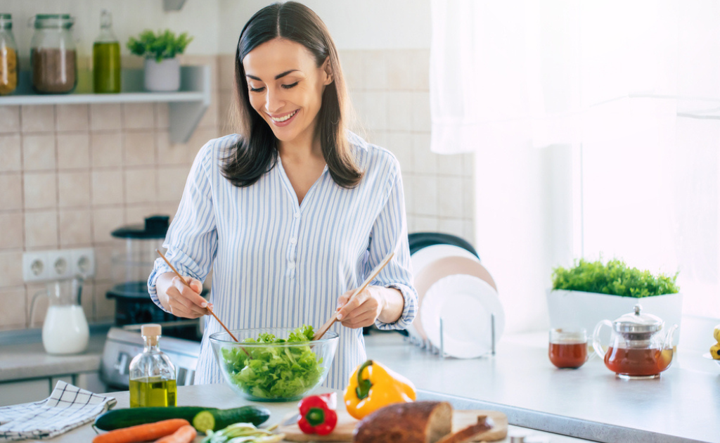 পিসিওএস নিয়ন্ত্রণ করতে খাদ্যাভ্যাস ও জীবনযাপনে কী কী পরিবর্তন আনবেন?