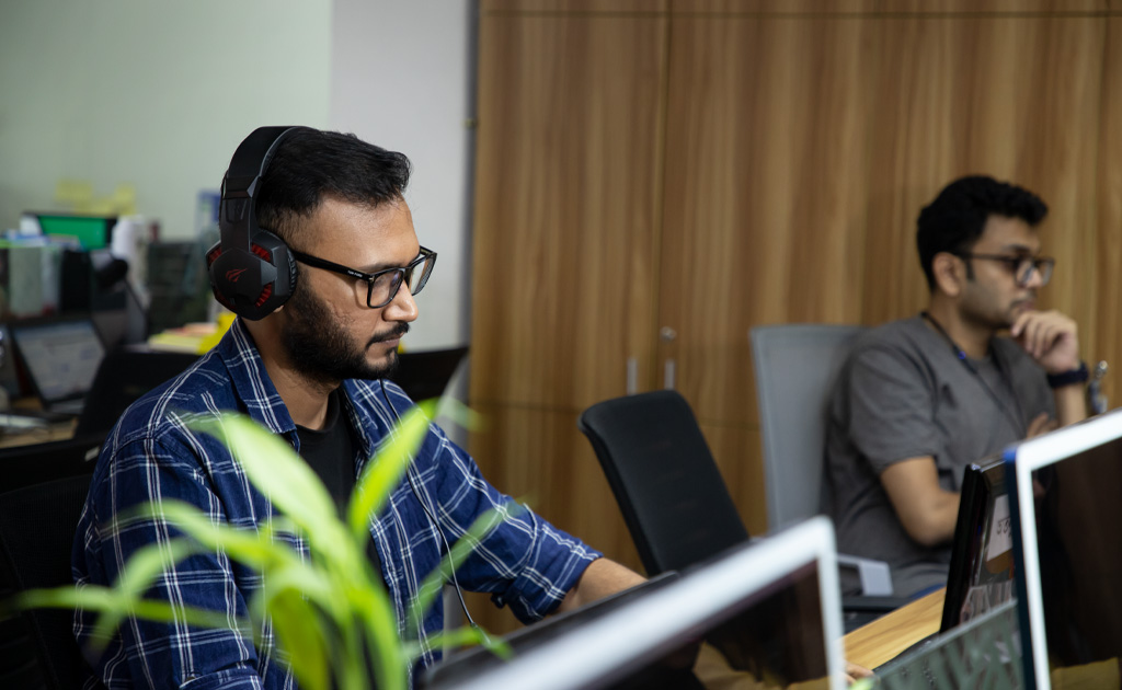 ওয়ার্কপ্লেসে একটানা বসে কাজ করার জন্য মেরুদণ্ডের ব্যথা বাড়ছে কি?