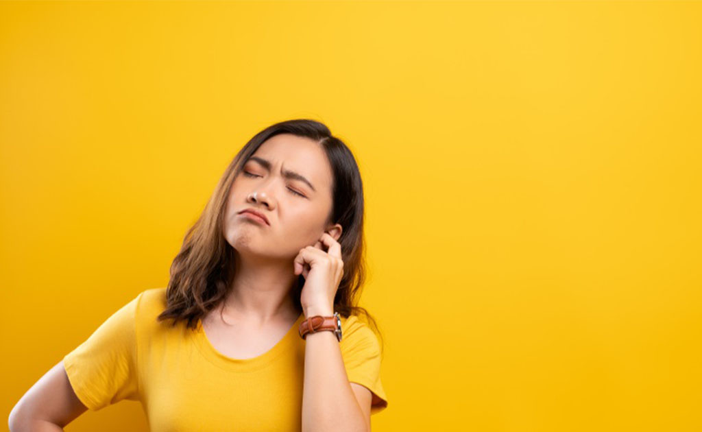 কানের ওয়াক্স বা খৈল কেন হয় এবং কীভাবে এর প্রতিকার করবেন?