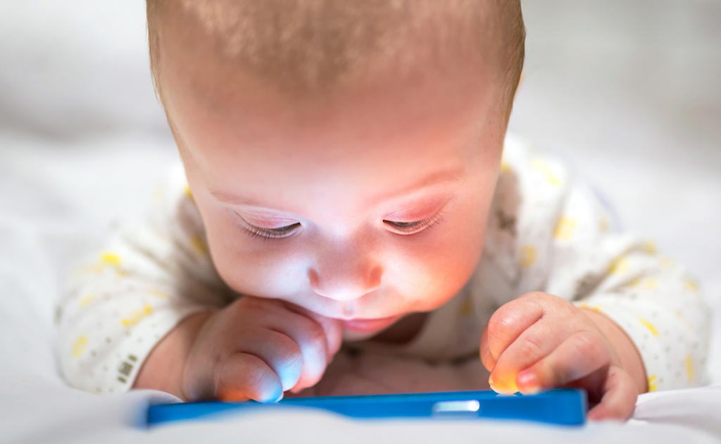 শিশুর হাতে স্মার্টফোন | প্রযুক্তির আসক্তি থেকে বাচ্চাকে কীভাবে দূরে রাখবেন?